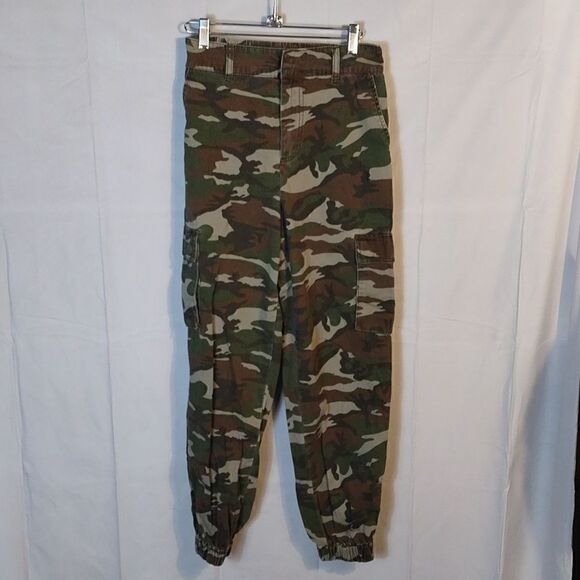 Forever 21 Women's Camo Cargo Jeans - Picture 1 of 9